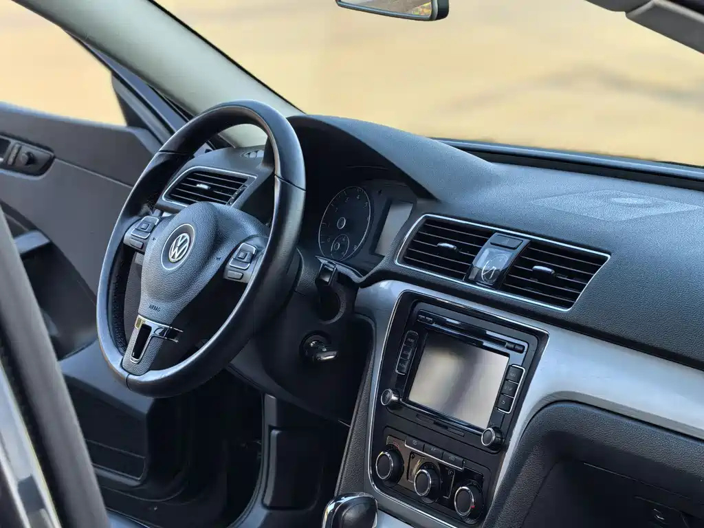 VOLKSWAGEN PASSAT 2014
