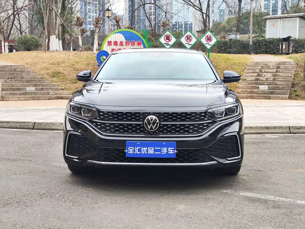 VOLKSWAGEN PASSAT 2024