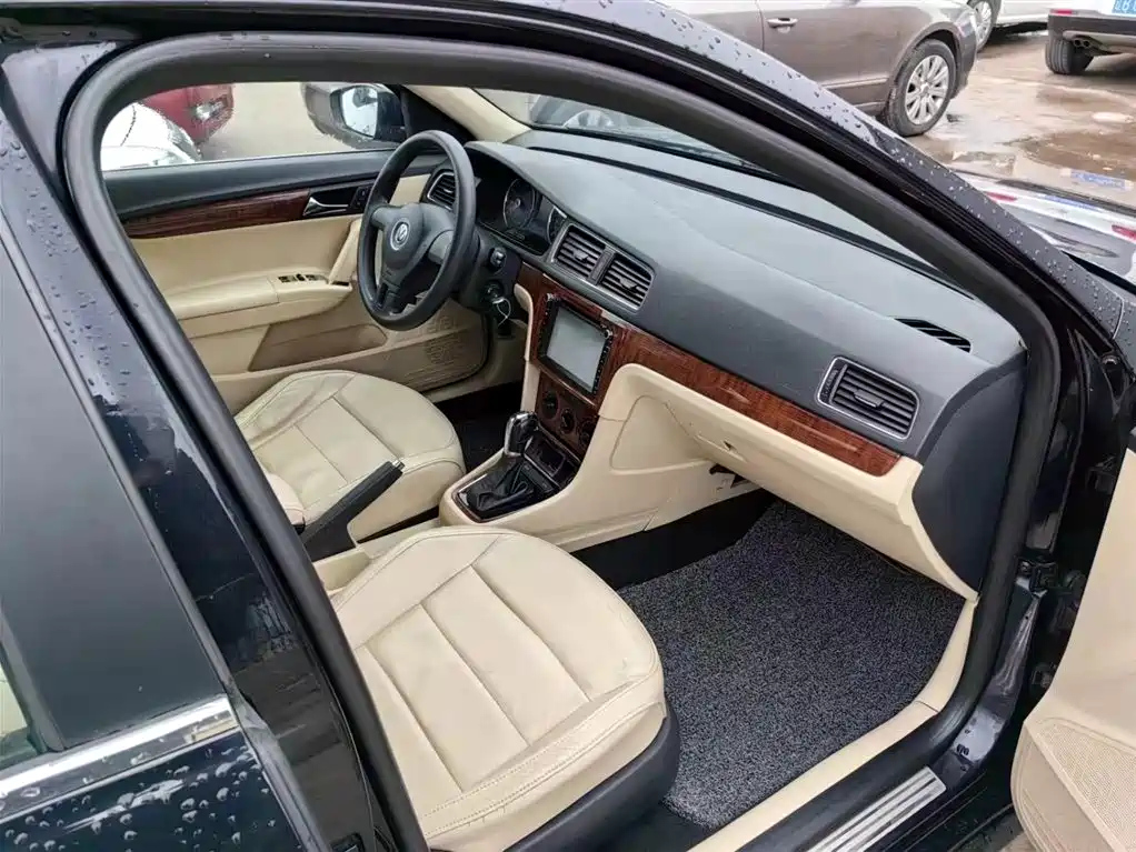 VOLKSWAGEN LAVIDA 2013