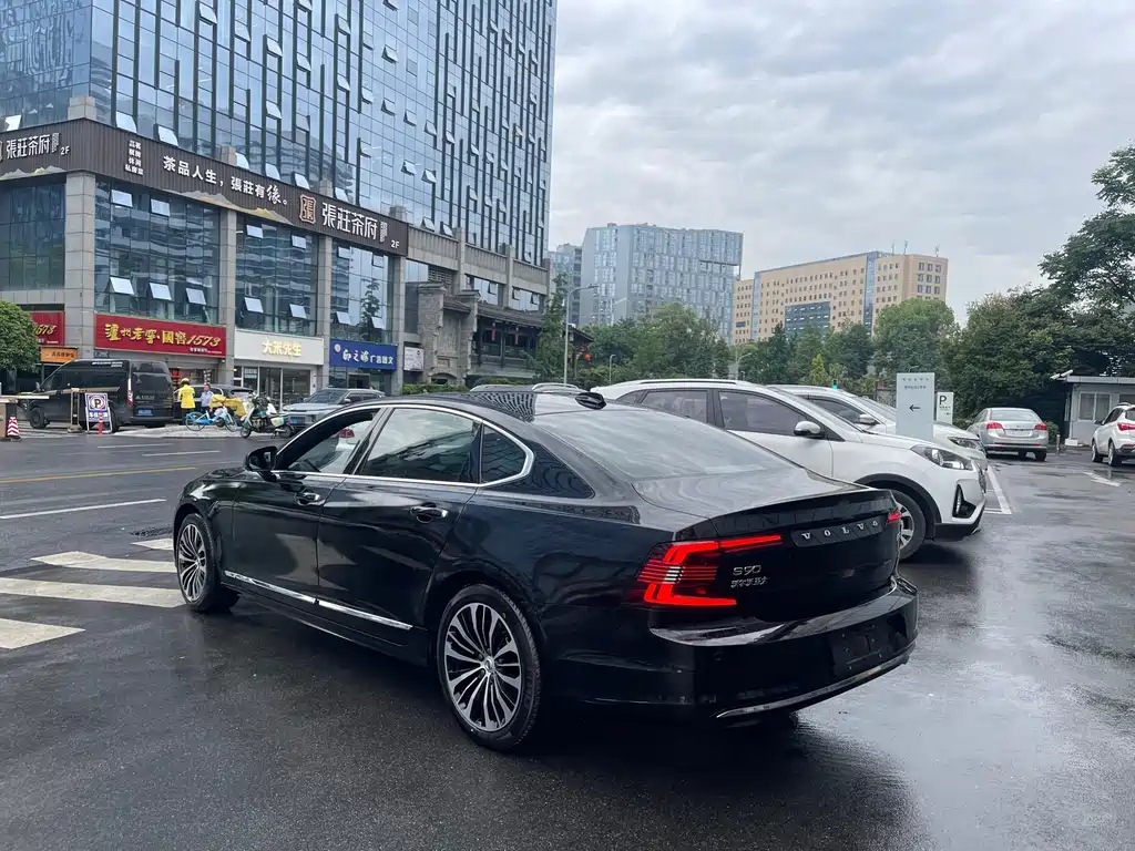VOLVO S90 2023