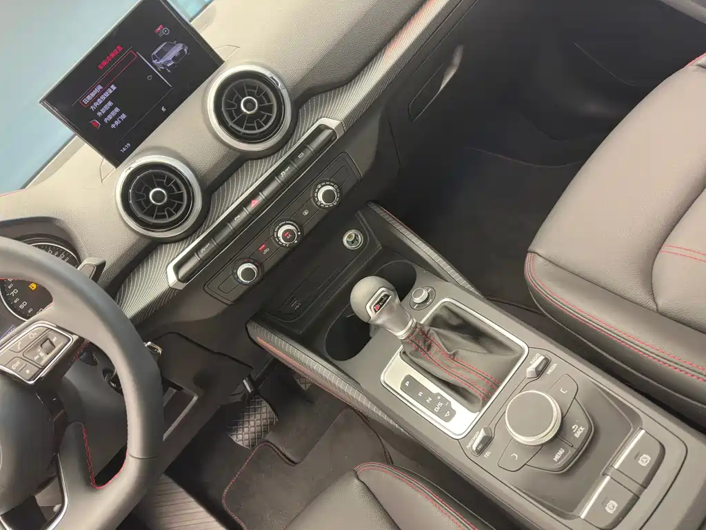 AUDI Q2L 2024