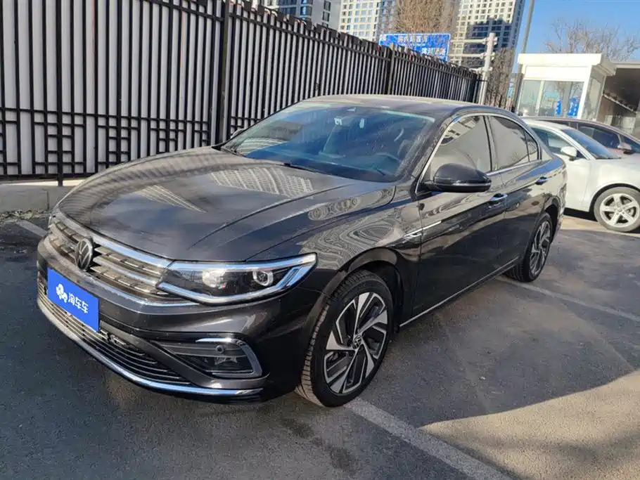 VOLKSWAGEN BORA 2023