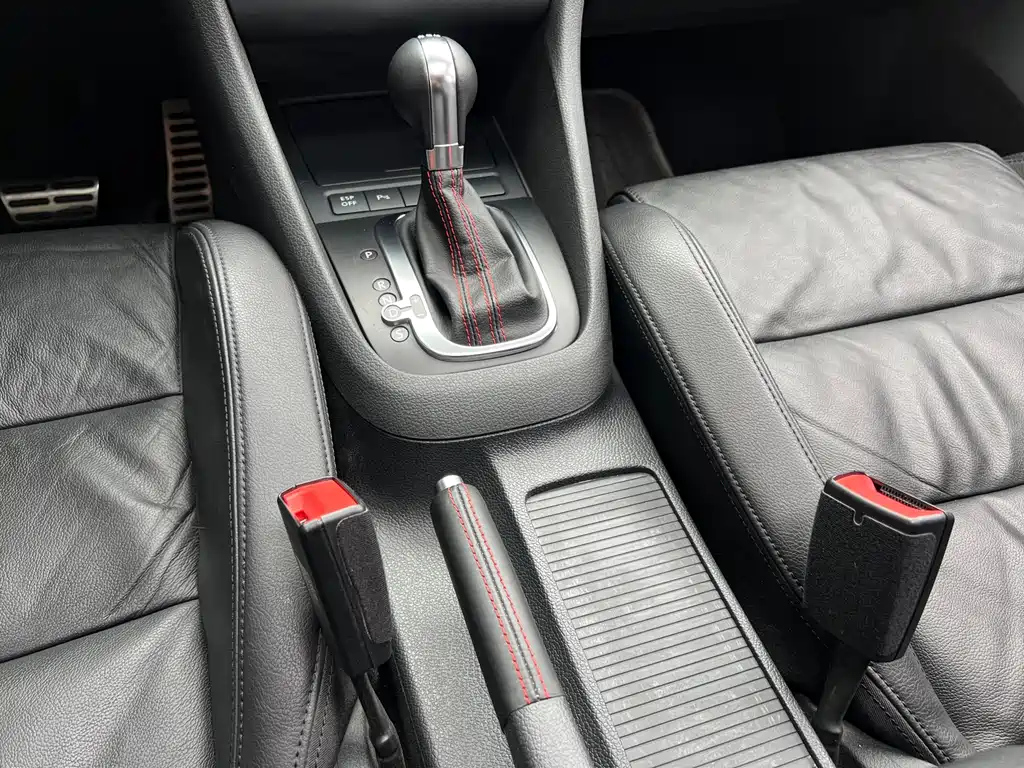 VOLKSWAGEN GOLF 2010