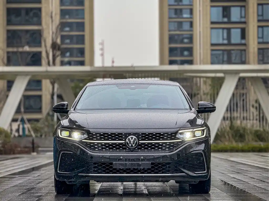 VOLKSWAGEN PASSAT 2023