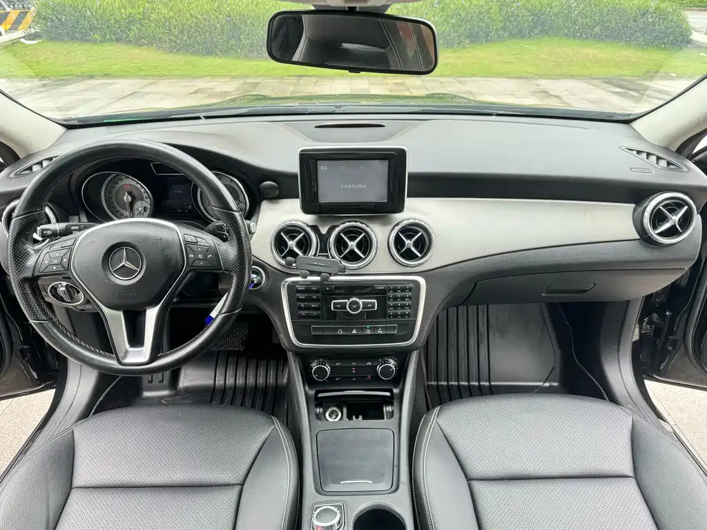 MERCEDES BENZ GLA 2015