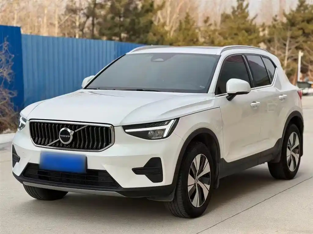 VOLVO XC40 2023