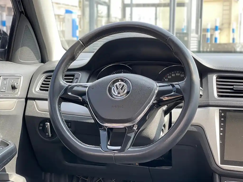 VOLKSWAGEN LAVIDA 2015