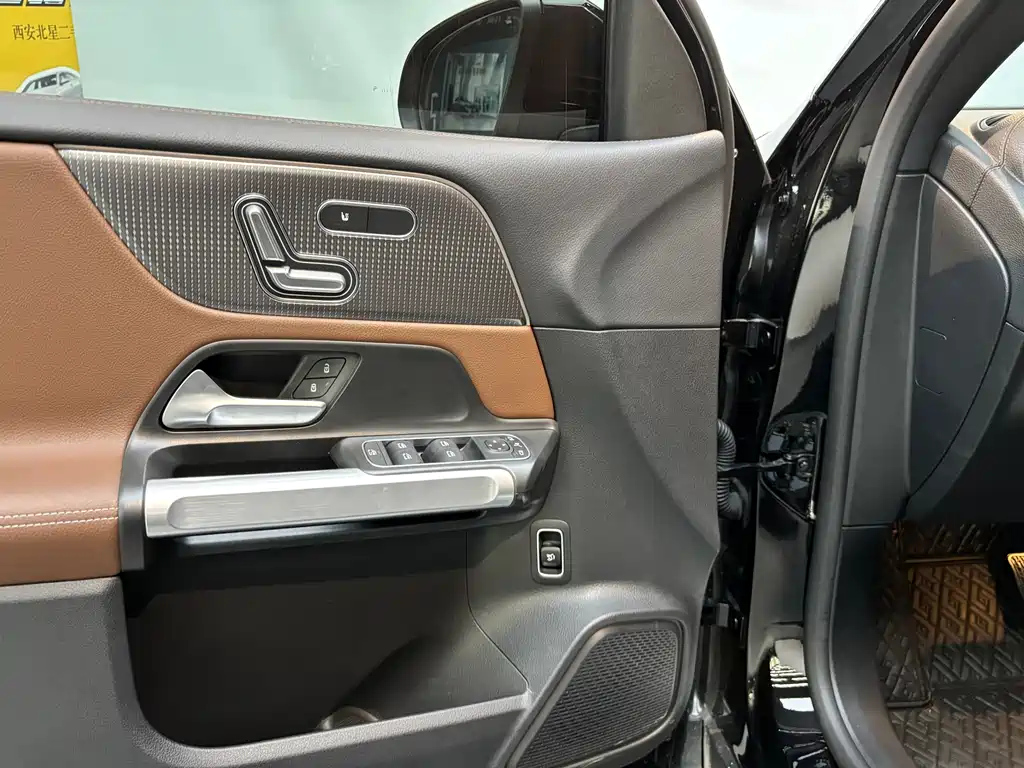 MERCEDES BENZ GLB 2023