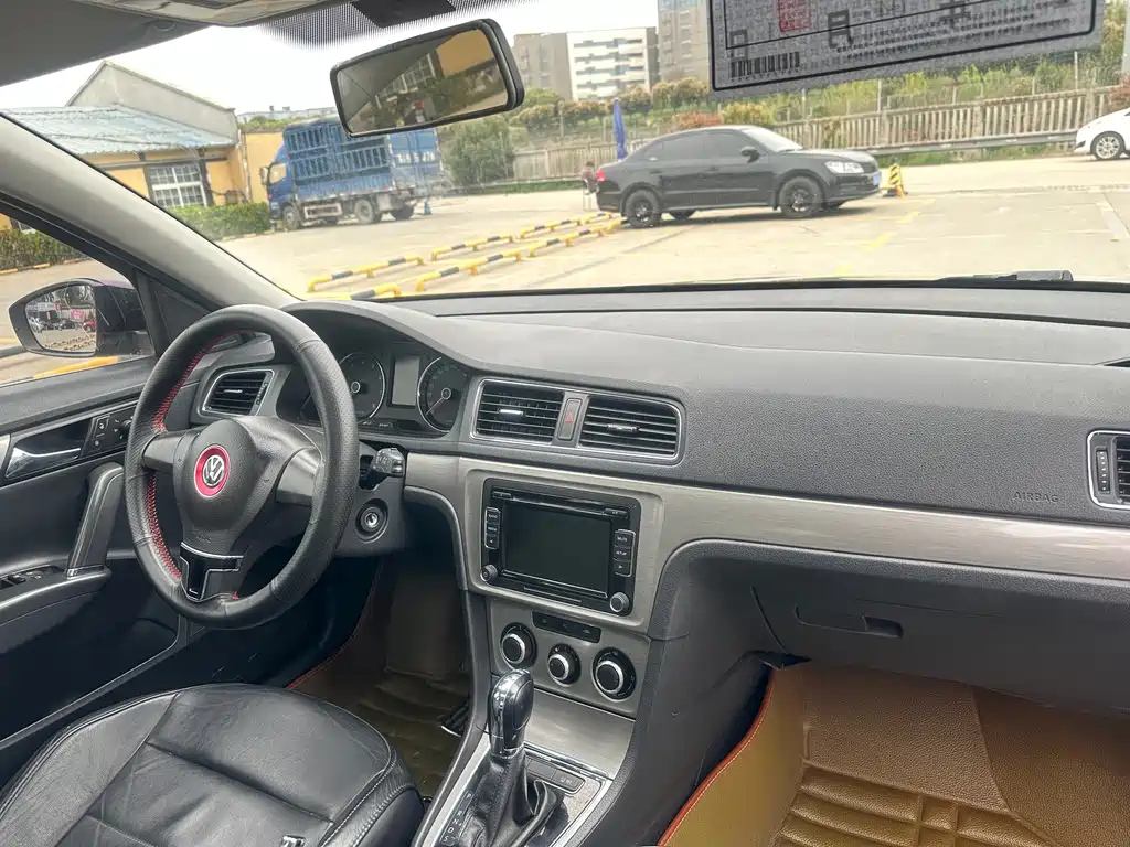 VOLKSWAGEN LAVIDA 2013