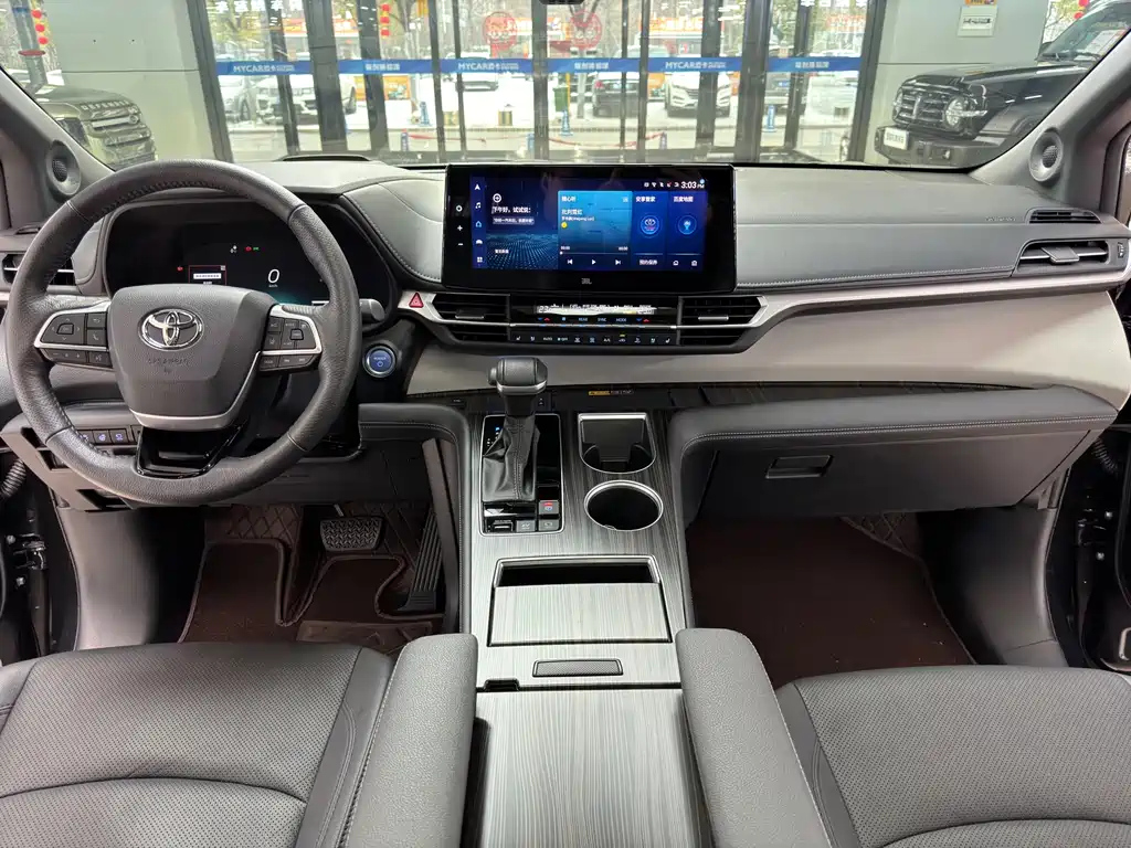 TOYOTA GRANVIA 2023