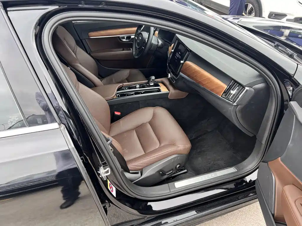 VOLVO S90 2023