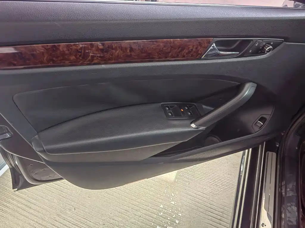 VOLKSWAGEN PASSAT 2012