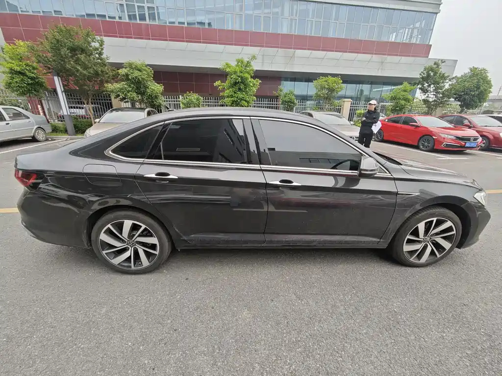 VOLKSWAGEN SAGITAR 2024