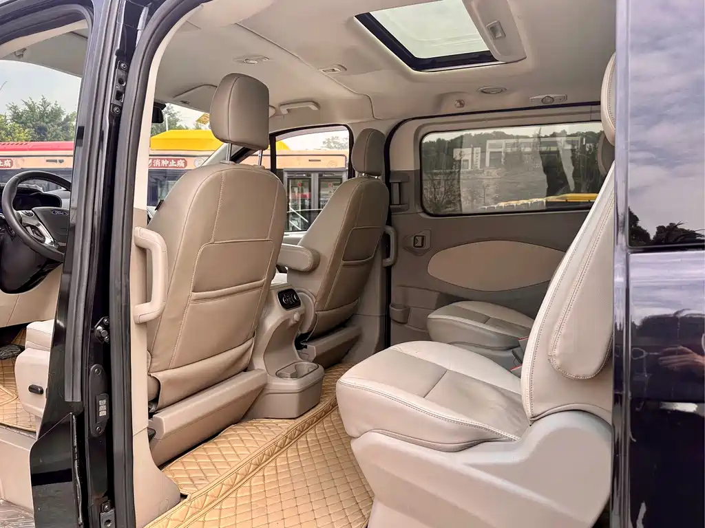 FORD TOUREO 2018