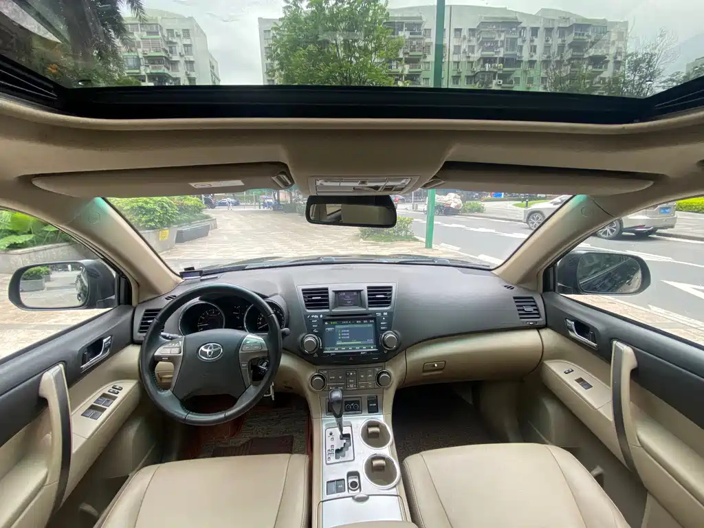 TOYOTA HIGHLANDER 2011