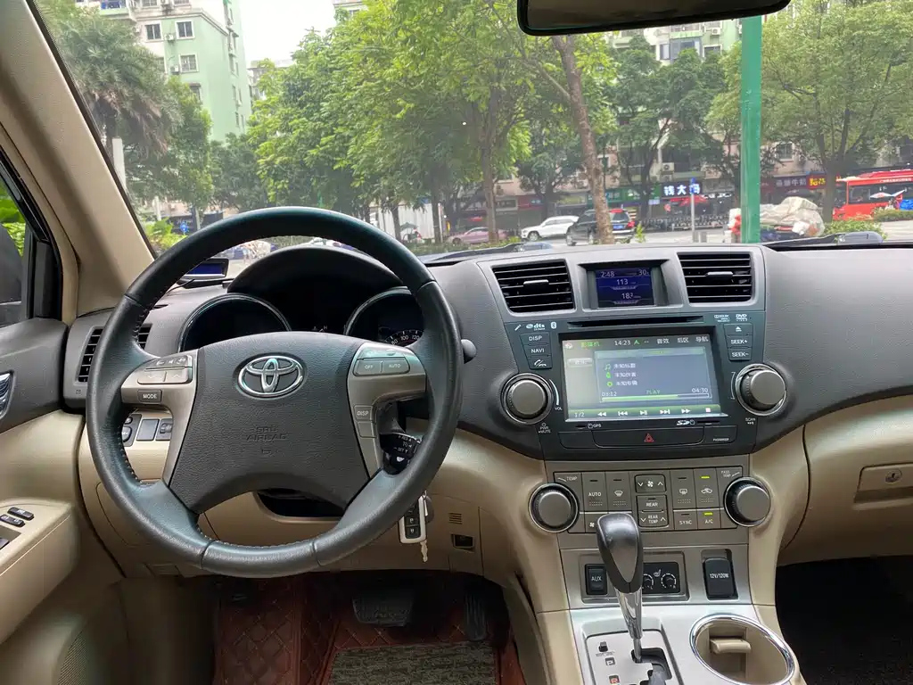 TOYOTA HIGHLANDER 2011