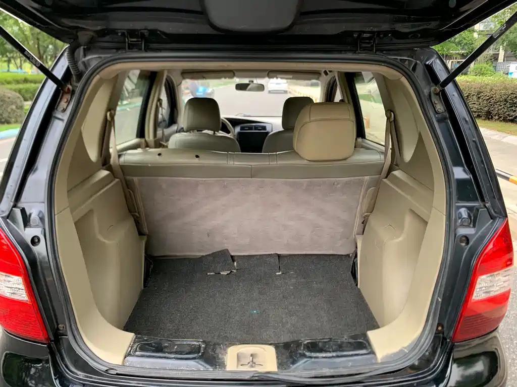 NISSAN LIVINA 2010