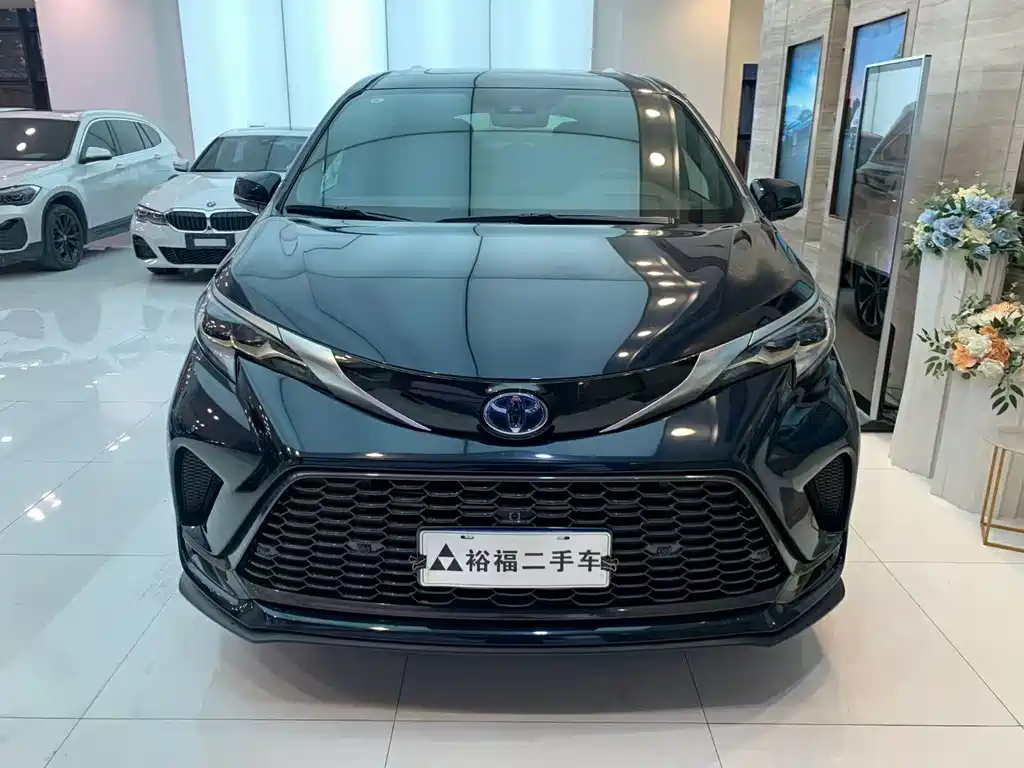 TOYOTA GRANVIA 2023