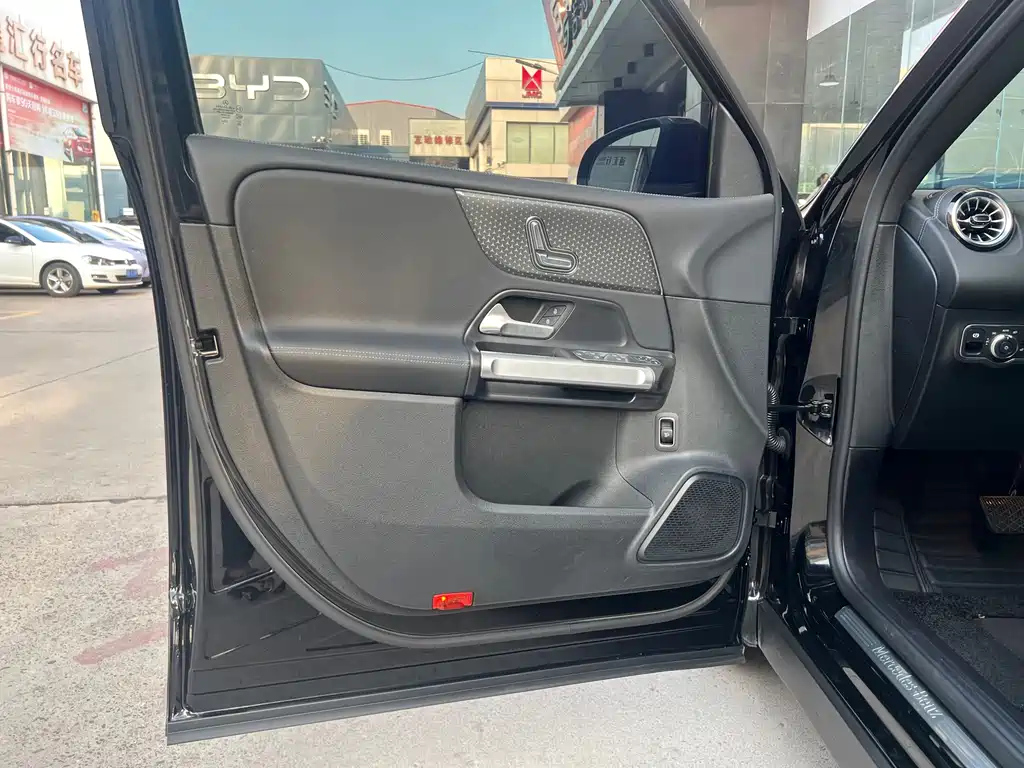 MERCEDES BENZ GLB 2024