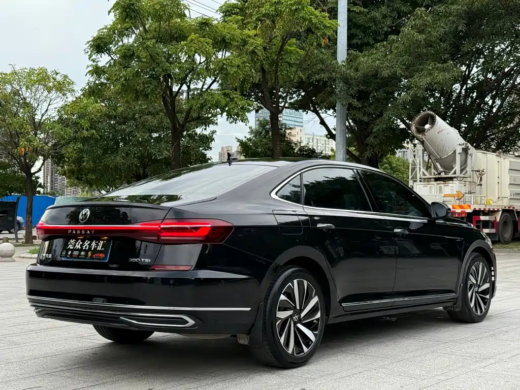 VOLKSWAGEN PASSAT 2024