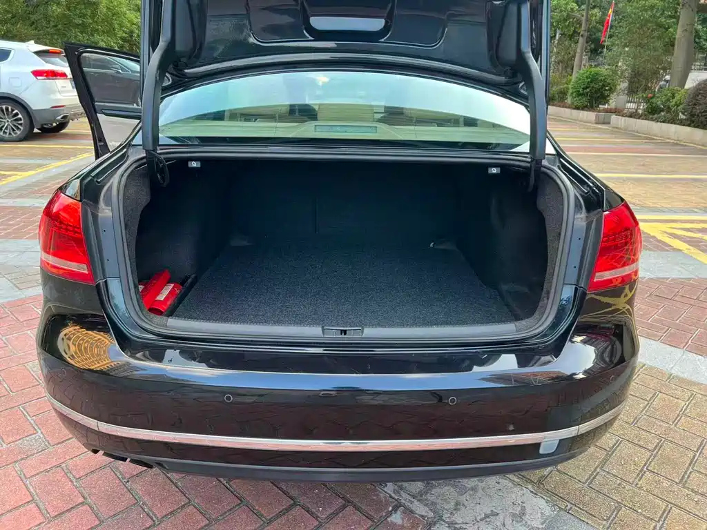 VOLKSWAGEN PASSAT 2011