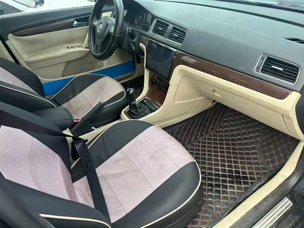 VOLKSWAGEN LAVIDA 2013