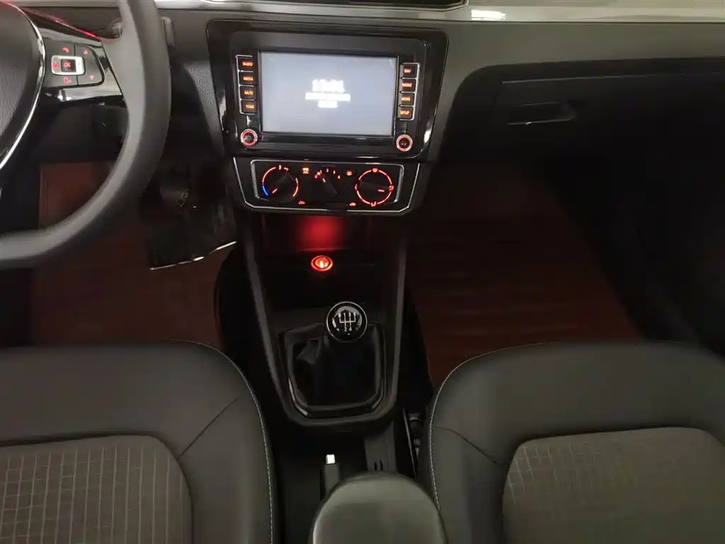 VOLKSWAGEN SANTANA 2017