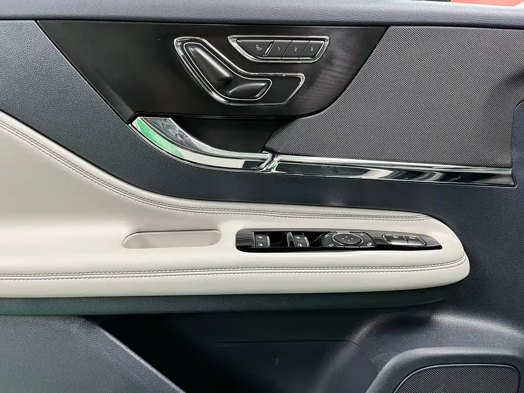 LINCOLN ADVENTURER 2023