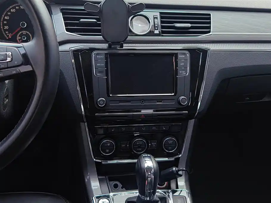 VOLKSWAGEN PASSAT 2018
