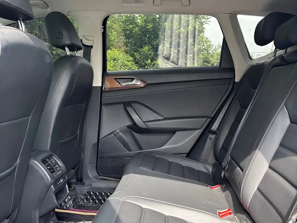 VOLKSWAGEN THARU 2021