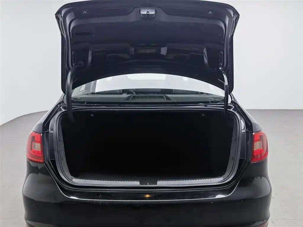 VOLKSWAGEN SAGITAR 2012