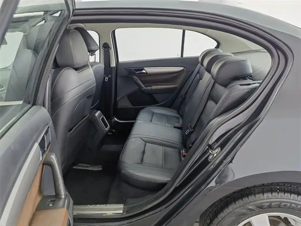 VOLKSWAGEN LAVIDA 2013