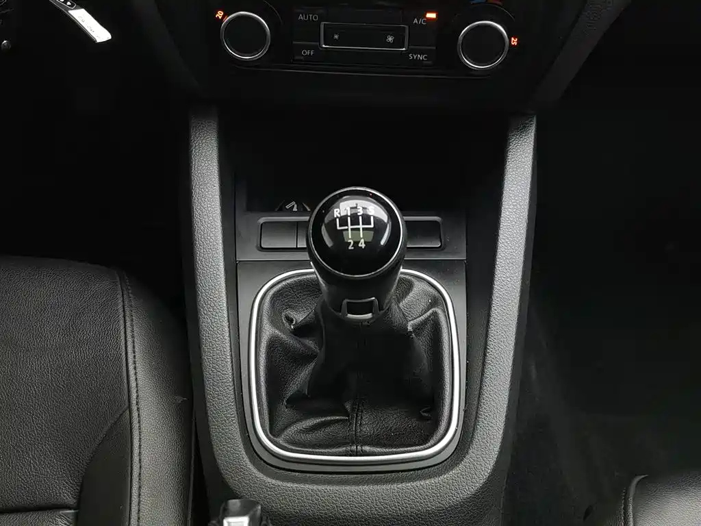 VOLKSWAGEN SAGITAR 2014