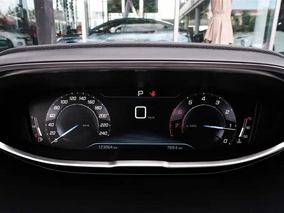 PEUGEOT 5008 2019