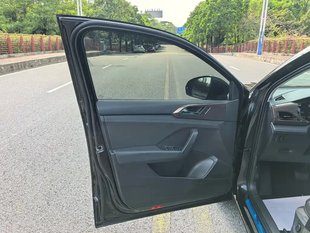 VOLKSWAGEN THARU 2022