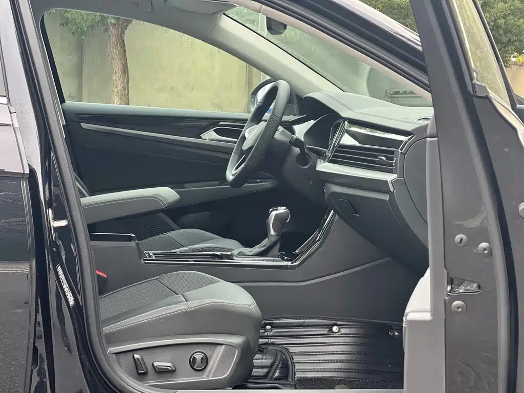 VOLKSWAGEN PASSAT 2025