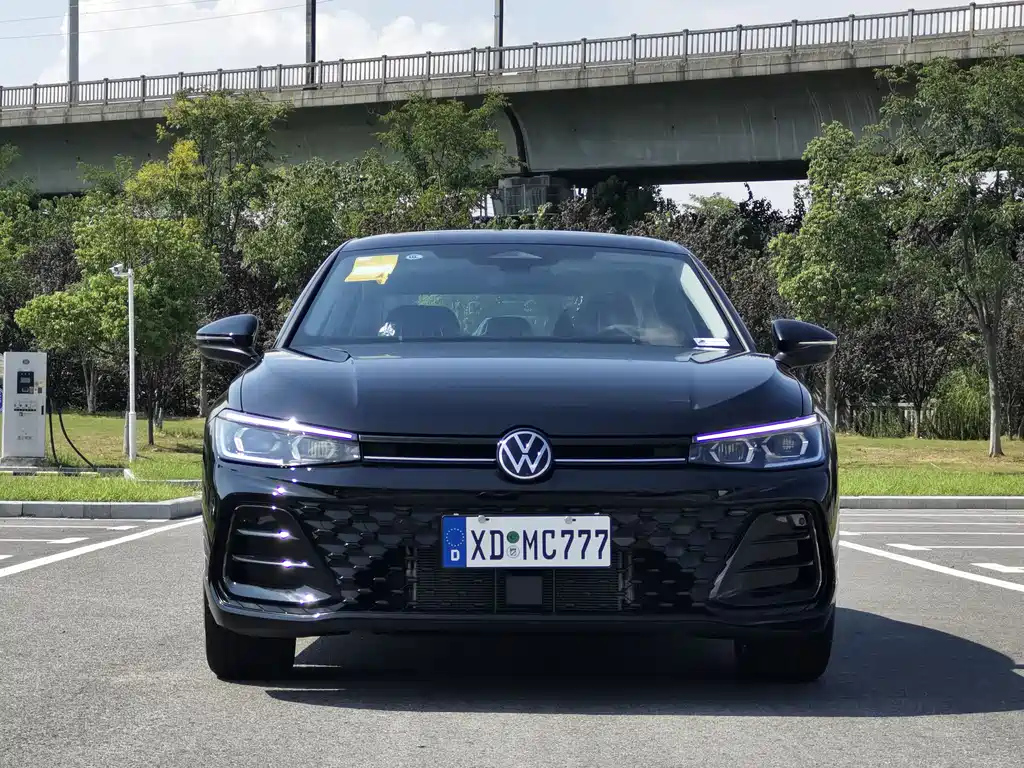 VOLKSWAGEN PASSAT 2025