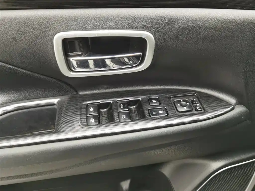 MITSUBISHI OUTLANDER 2018