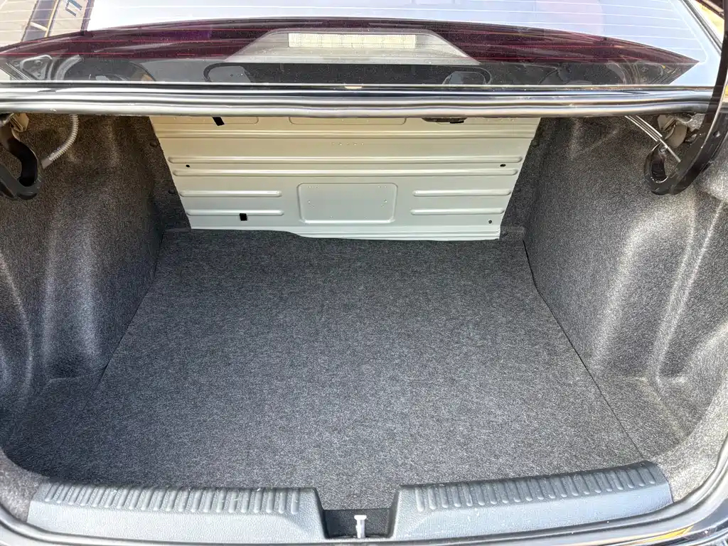 VOLKSWAGEN SANTANA 2017