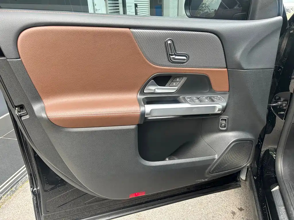 MERCEDES BENZ GLB 2023