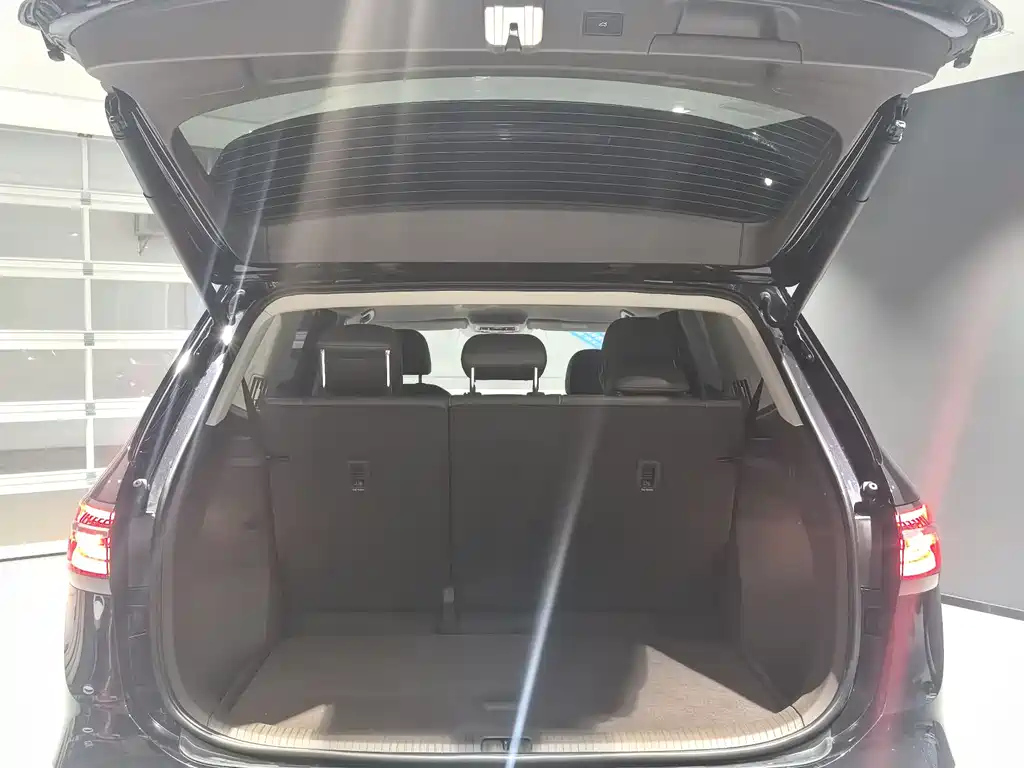VOLKSWAGEN VILORAN 2023