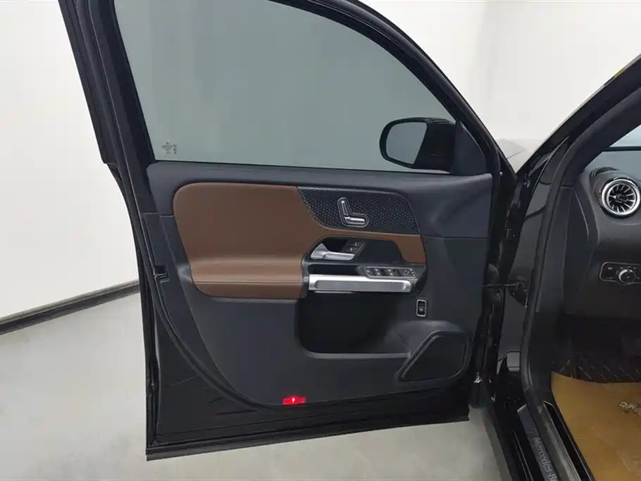 MERCEDES BENZ GLB 2024