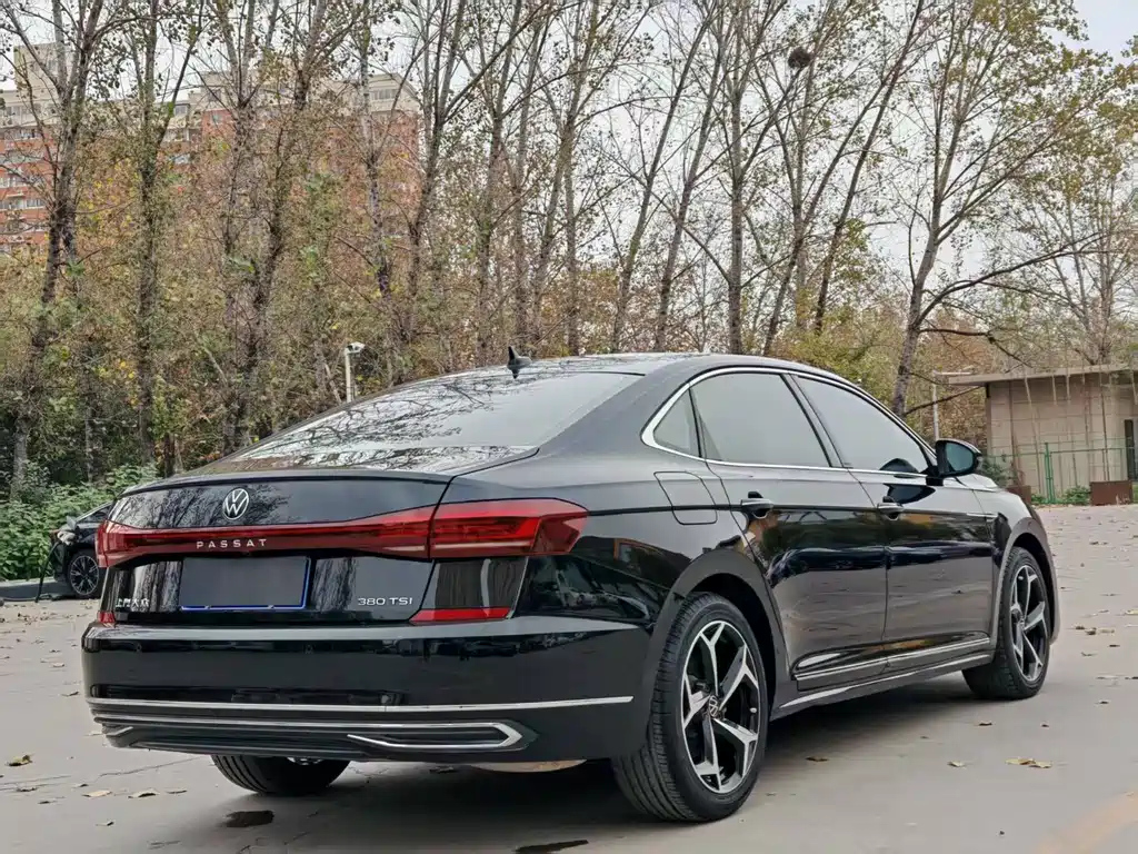 VOLKSWAGEN PASSAT 2024