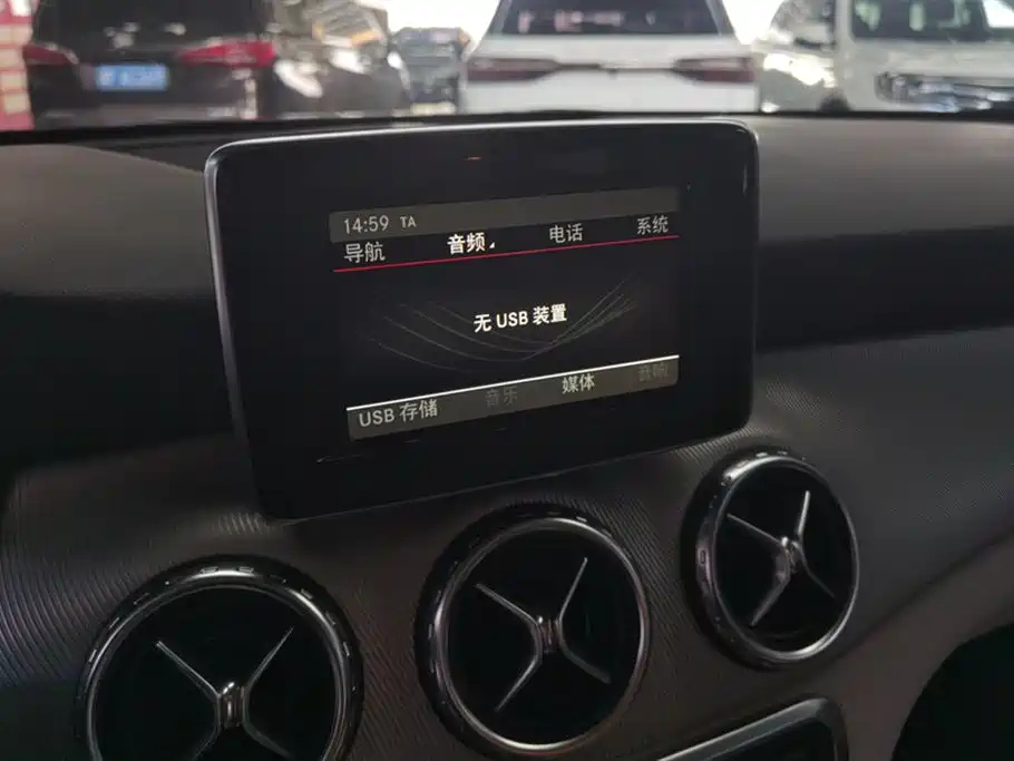 MERCEDES BENZ GLA 2015