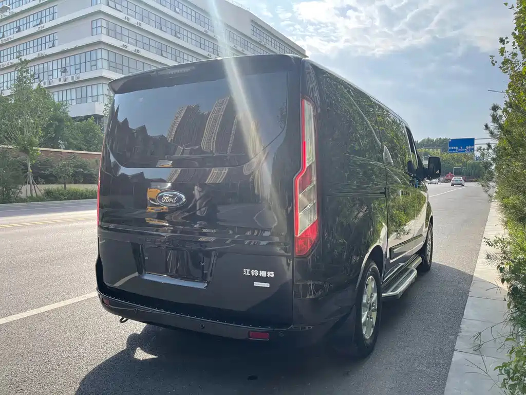 FORD TOUREO 2020