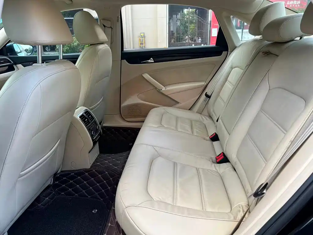 VOLKSWAGEN PASSAT 2011