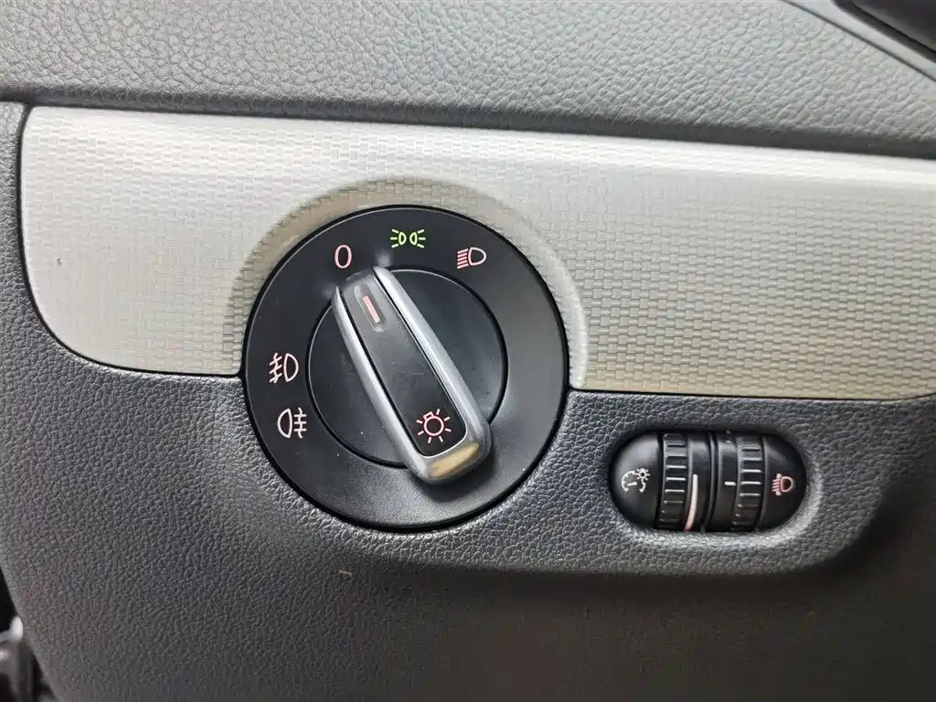 VOLKSWAGEN SAGITAR 2012
