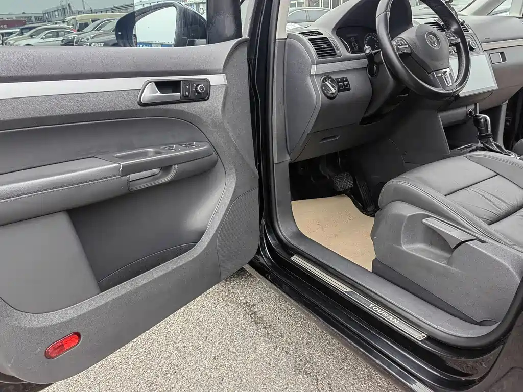 VOLKSWAGEN TOURAN 2013