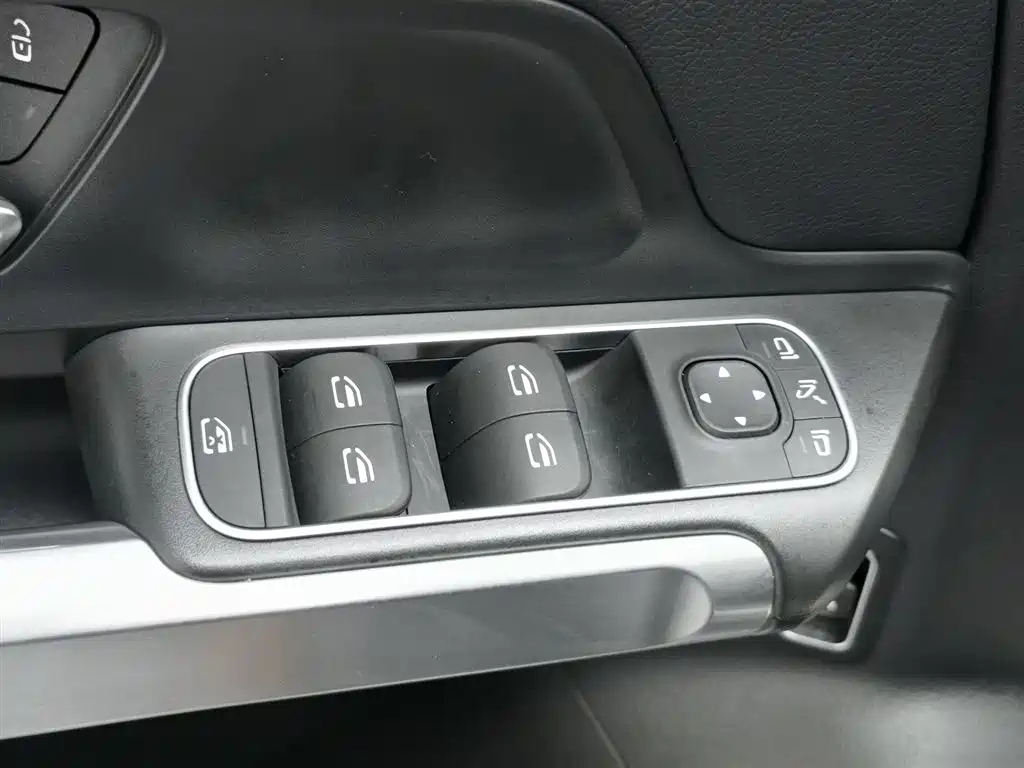 MERCEDES BENZ GLB 2023