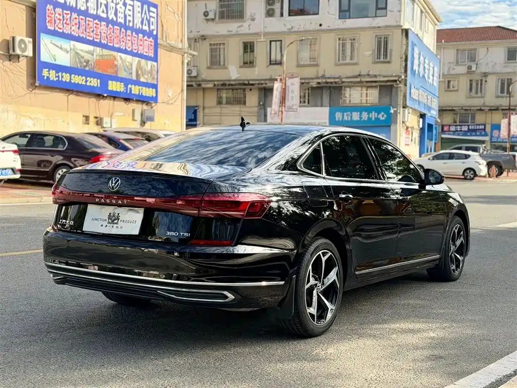 VOLKSWAGEN PASSAT 2024